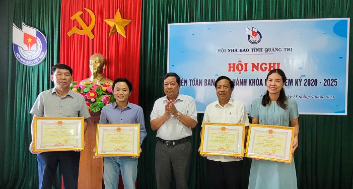 Thừa ủy quyền của Chủ tịch UBND tỉnh Quảng Trị, đồng ch&iacute; Trương Đức Minh Tứ - Chủ tịch Hội nh&agrave; b&aacute;o tỉnh trao bằng khen của UBND tỉnh cho 2 tập thể, 2 c&aacute; nh&acirc;n c&oacute; th&agrave;nh t&iacute;ch xuất sắc năm 2022